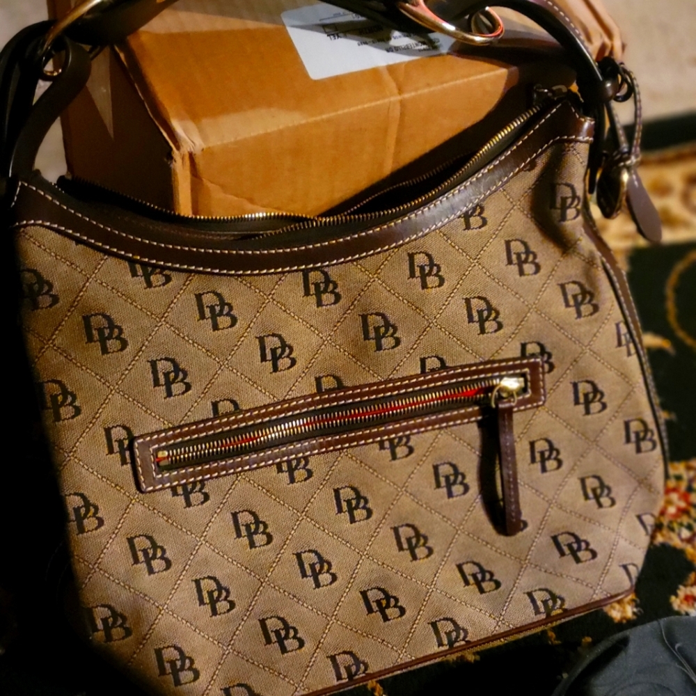 Dooney and bourke ladies shoulder bag in brown with red interior / leather